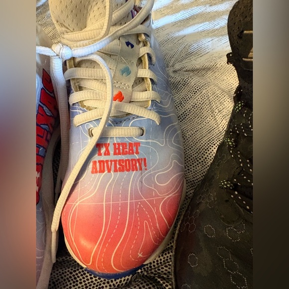 Pre-Loved Kids under Armor 
3.5 Y &  2.5 Y
2pair Colorful Cleats - Picture 5 of 12